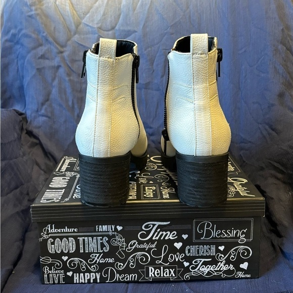 MIA Lug Sole Booties - EUC - Size 8 - Picture 4 of 6